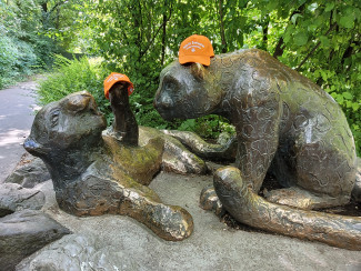 Unsere orangene Cap auf dem Leopard im Augsburger Zoo