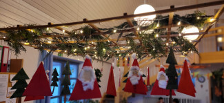 gefaltete Weihnachtsmänner und Bäume hängen von der Decke