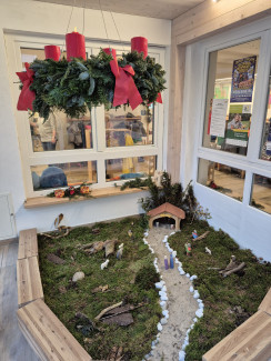 Krippe und Adventskranz im Kita-Eingang