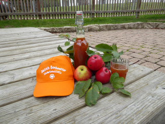 Kita-Cap mit Äpfeln und frisch gepresstem Apfelsaft