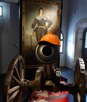 Kindergarten Cap auf einer Kanone im Haus der Geschichte