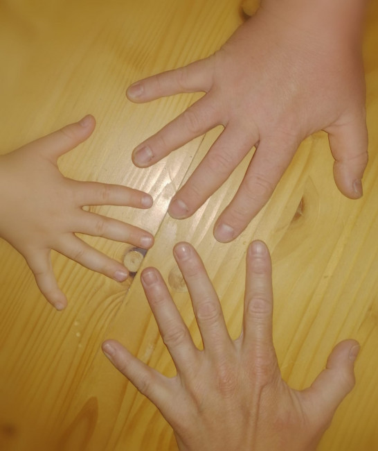 Hand von Kind und zwei erwachsenen 
