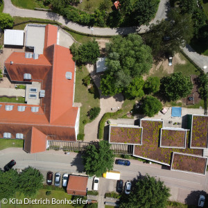 Beide Häuser sind von einer Luftaufnahme zu sehen inklusive Garten