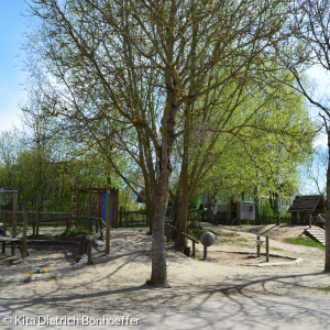 Blick in den großen Garten mit Spielgeräte